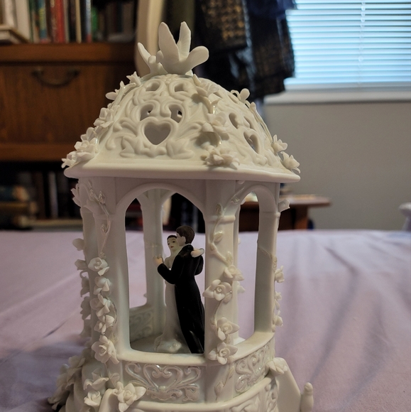 Wedding Couple in Gazebo - Picture 3 of 14